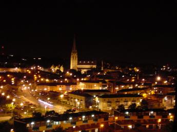 Innenstadt von Derry bei Nacht